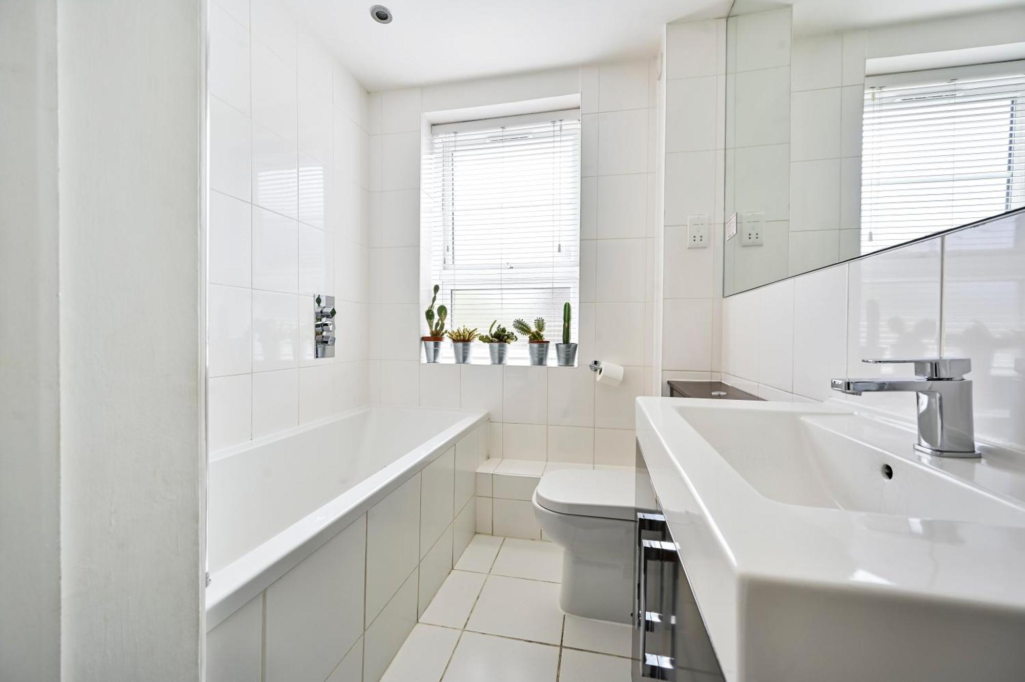 Cosy 1-Bed E15, Sleeps 4, 1 Min From Tube Station Near O2 Arena Apartment Лондон Екстериор снимка