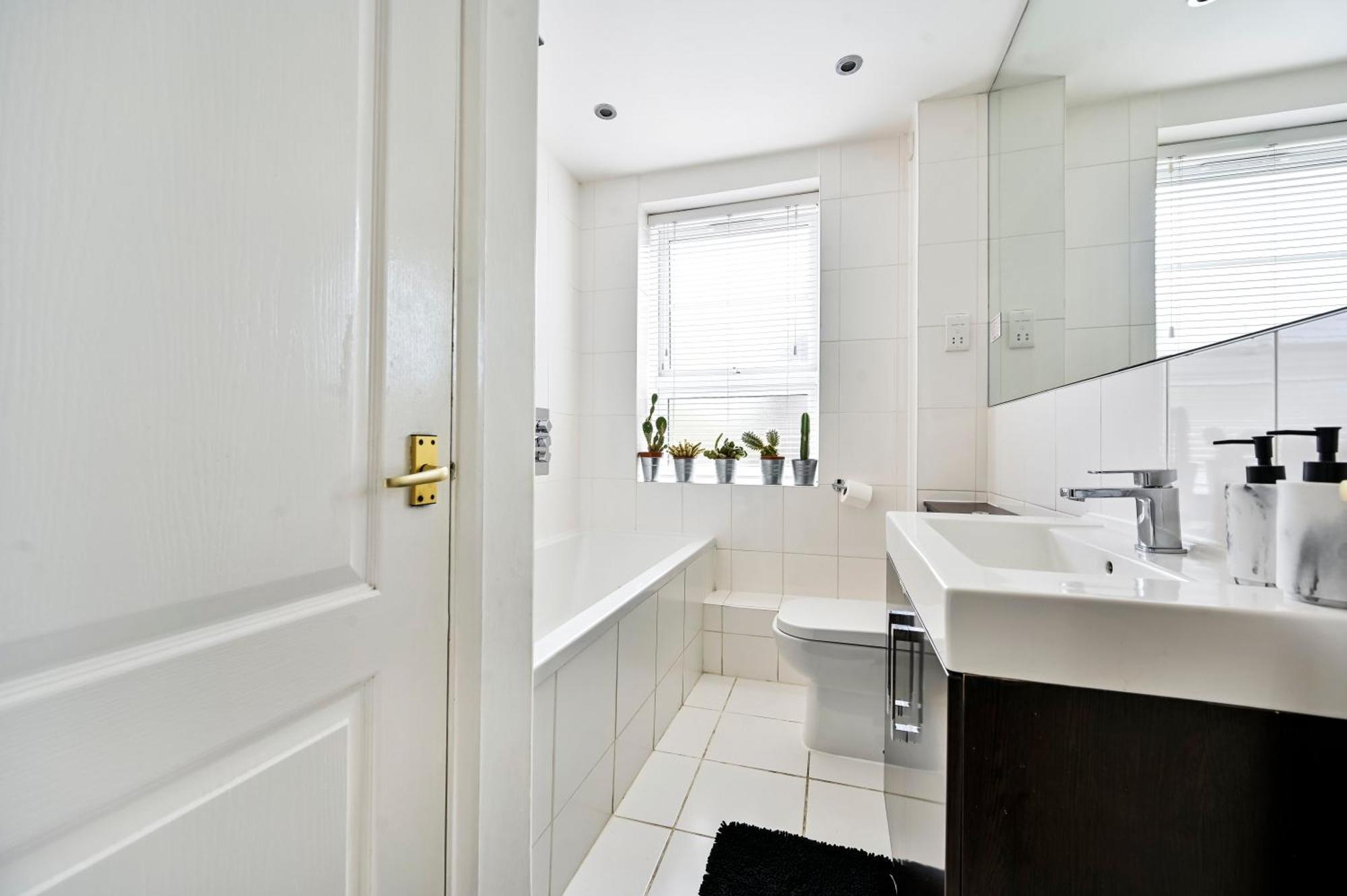 Cosy 1-Bed E15, Sleeps 4, 1 Min From Tube Station Near O2 Arena Apartment Лондон Екстериор снимка