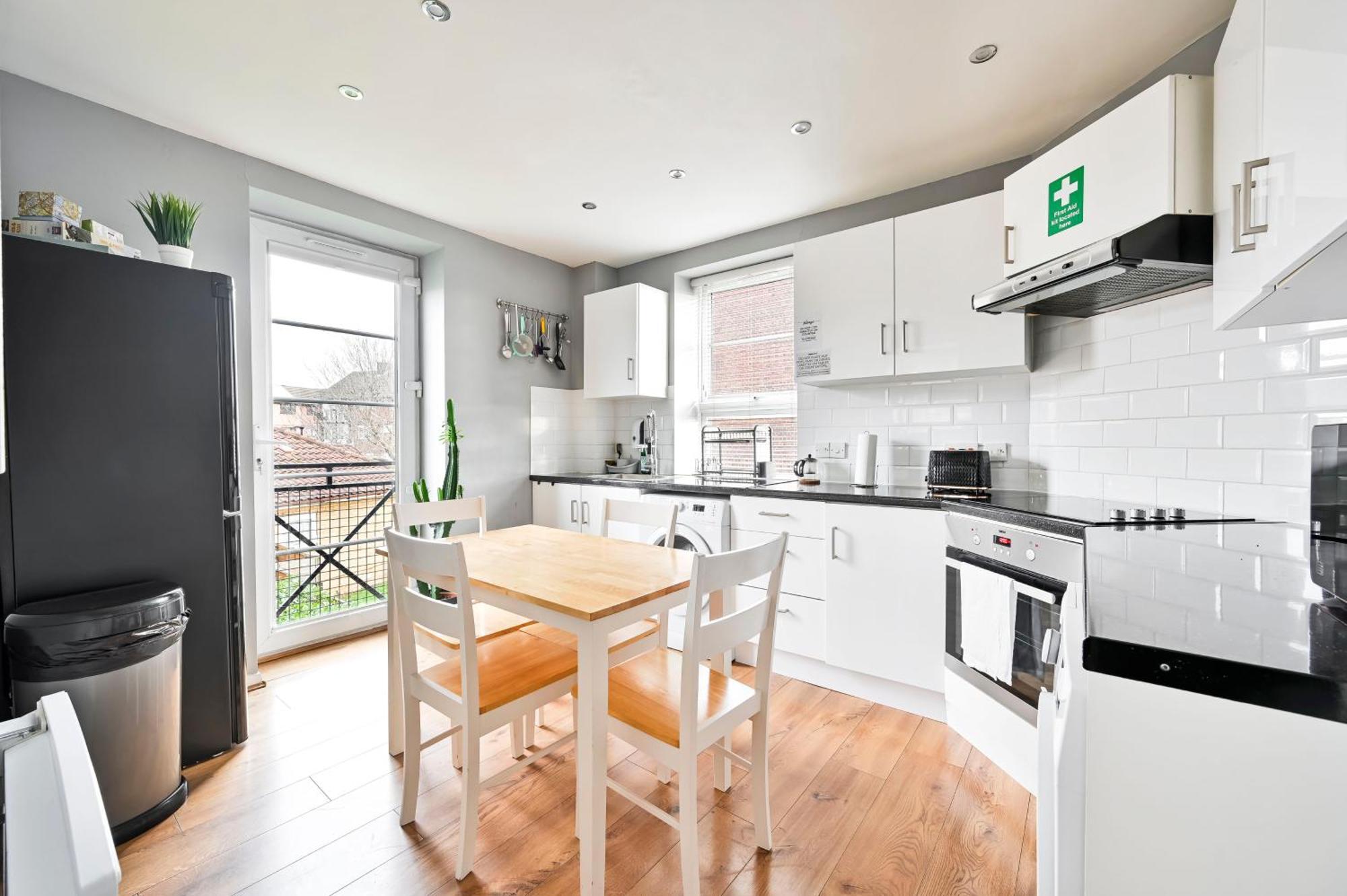 Cosy 1-Bed E15, Sleeps 4, 1 Min From Tube Station Near O2 Arena Apartment Лондон Екстериор снимка